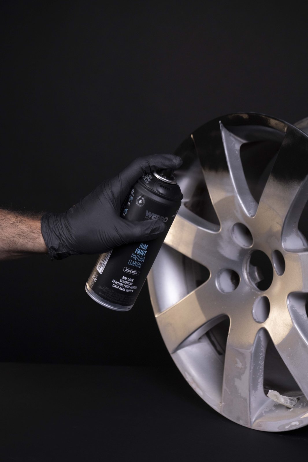 Prvá vrstva čiernej matnej farby na alu disk sprejom WEPRO Rim Paint